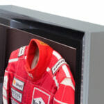 Einrahmung-Formel1-Rennanzug-Ayrton-Senna-Detailansicht