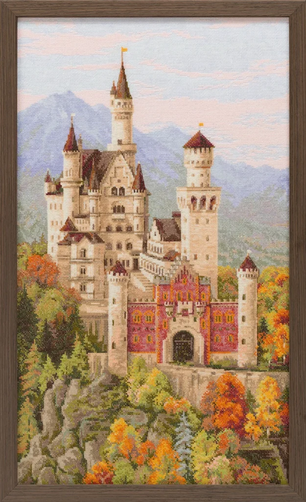 Stickbild mit Motiv Schloß Neuschwanstein. Gerahmt im braunen Bilderrahmen aus Holz