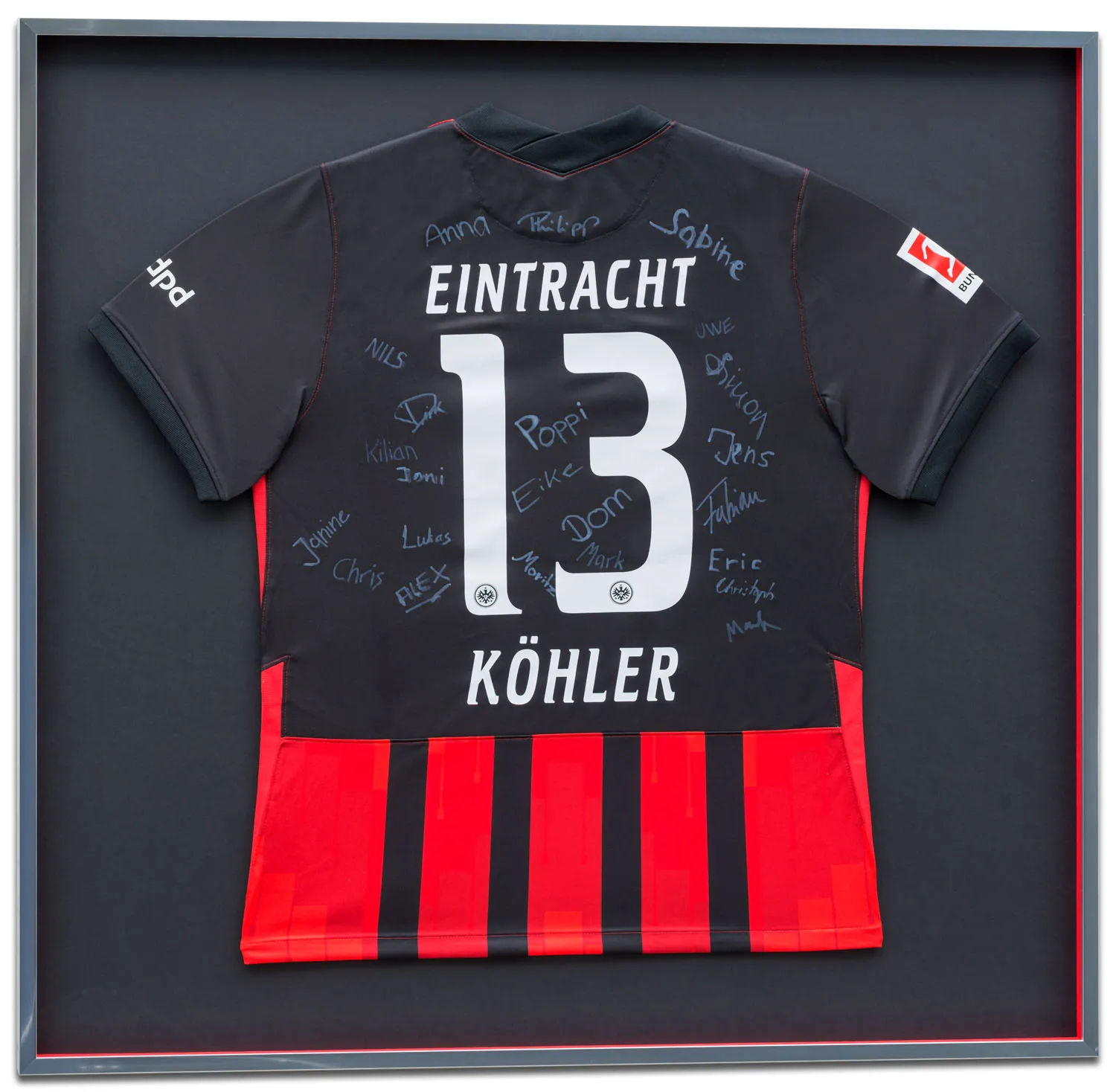 Einrahmung eines Fußball-Trikots von Eintracht Frankfurt in individuell gefertigten Trikotrahmen