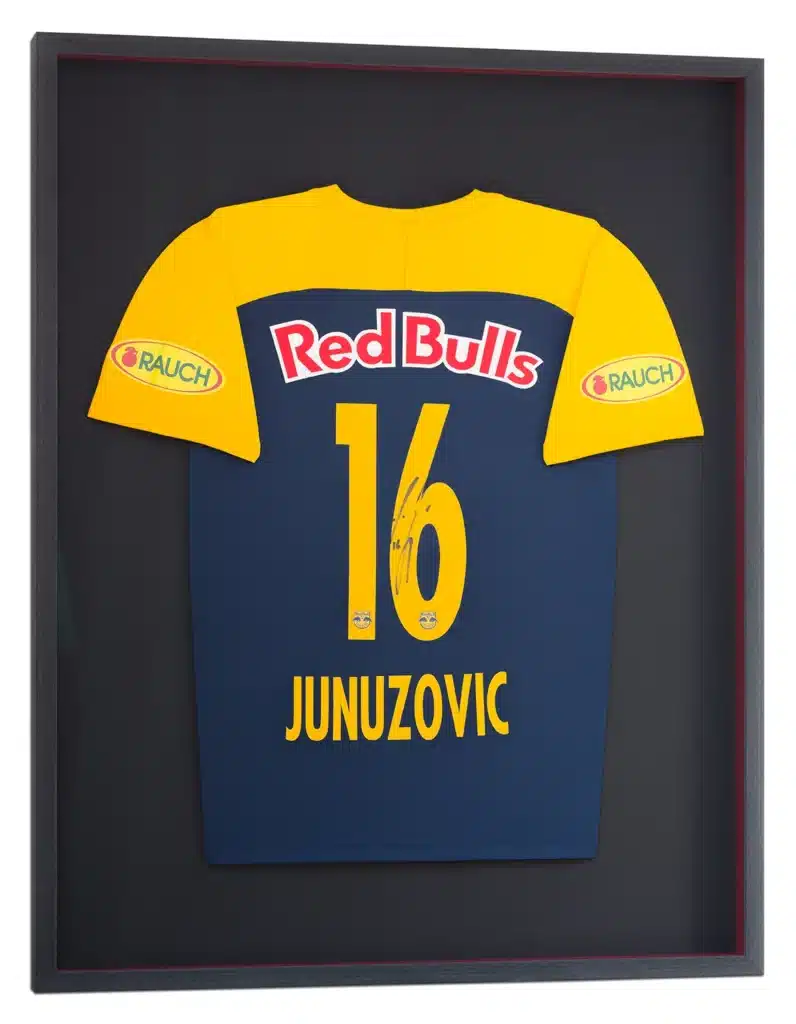 Fußball-Trikot, individelle Einrahmung im schwarzen Trikotrahmen