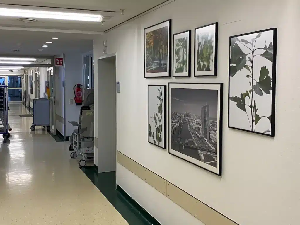 Bebilderung im Krankenhaus Flur