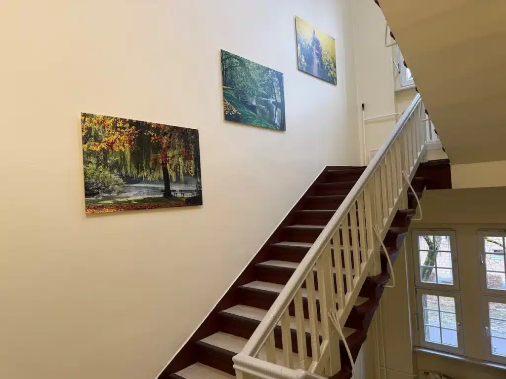Bilder aufhängen ohne Leiter im Treppenhaus
