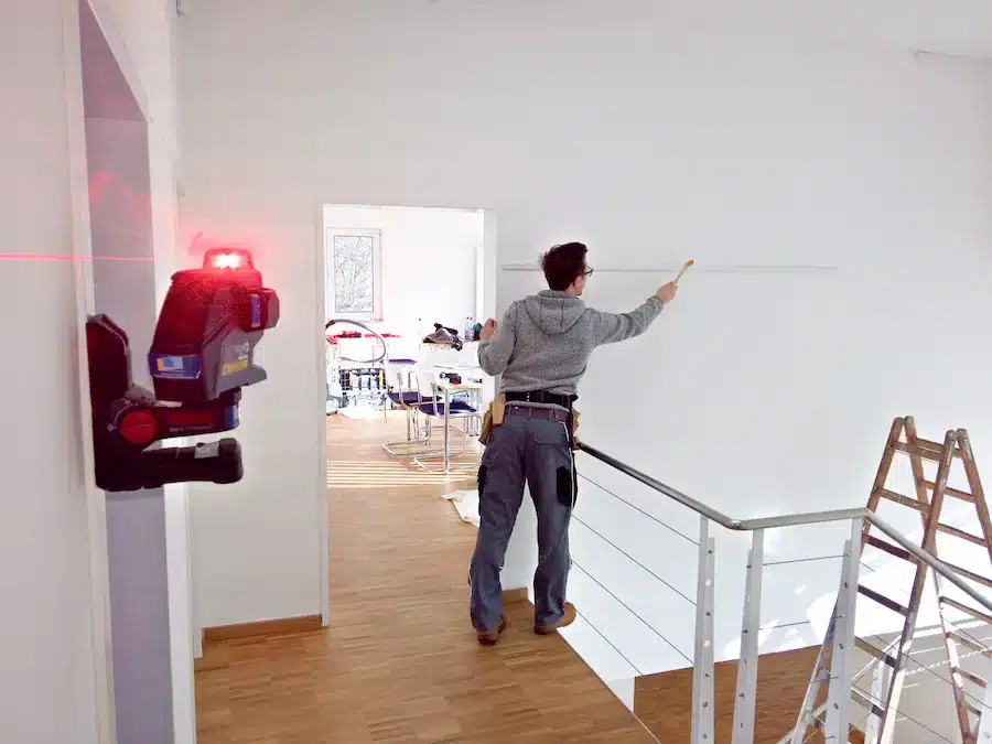 Bilderschienen im Treppenhaus montieren