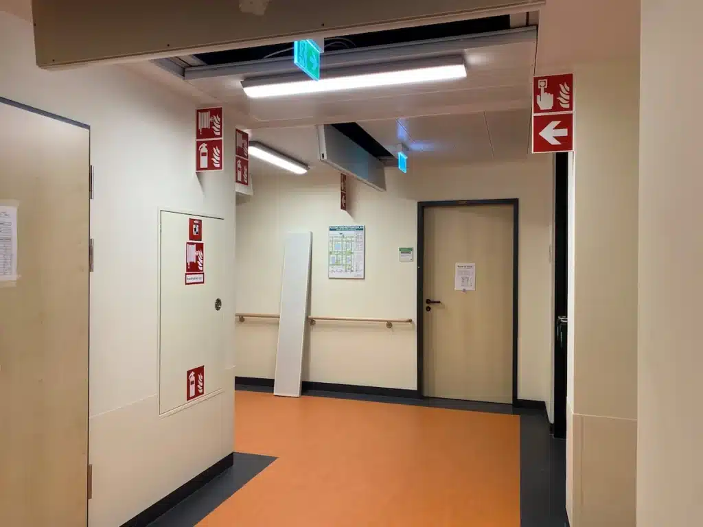 Flucht und Rettungspläne mit Sicherheitskennzeichnung