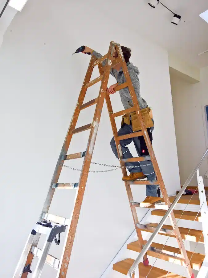 Professionelle Bilderschienen-Montage